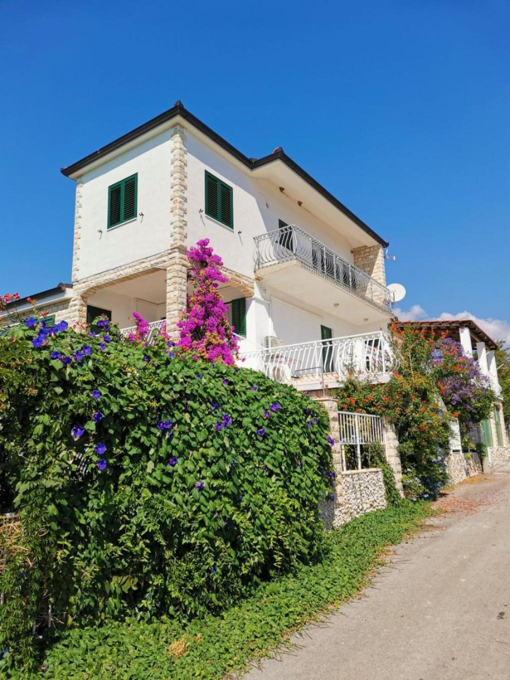 Apartments Srdan Vinisce Exterior photo